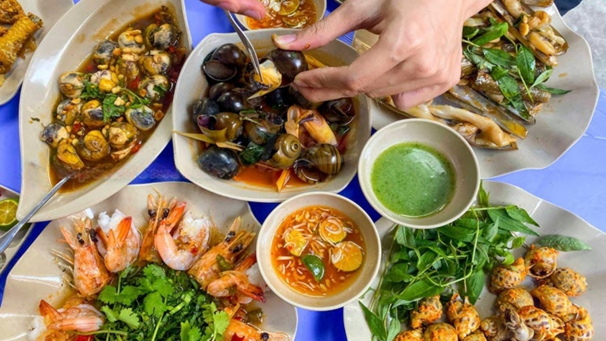 night market in ho chi minh city snails