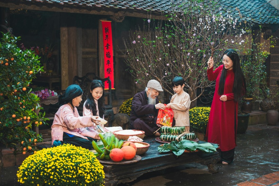 vietnam family gathering on tet holiday