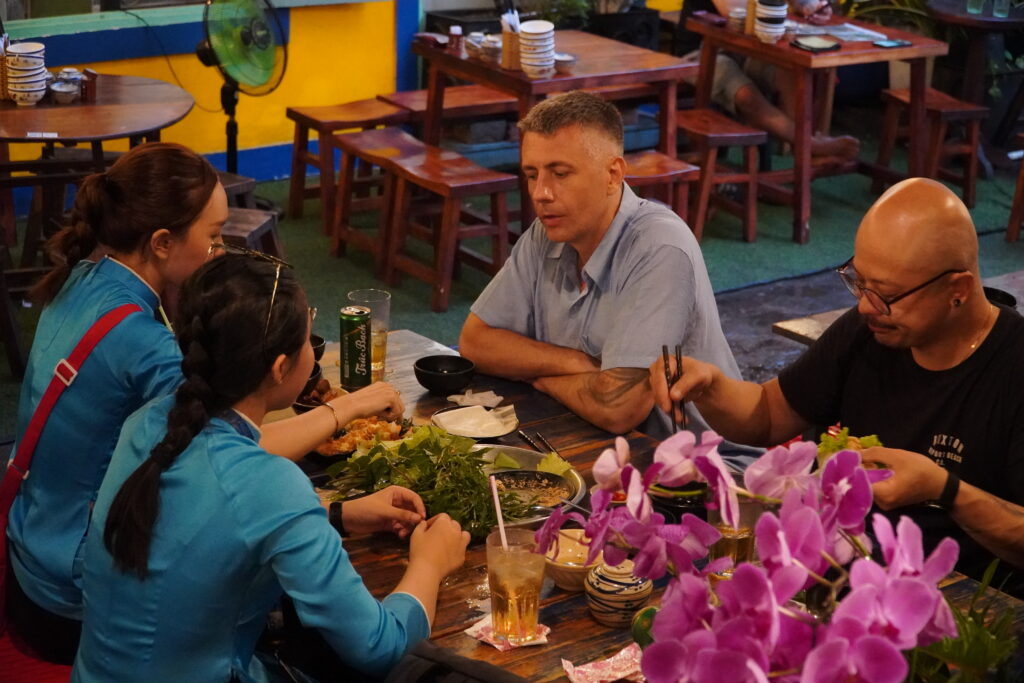 KissTour guide and guests enjoying signature local dishes together