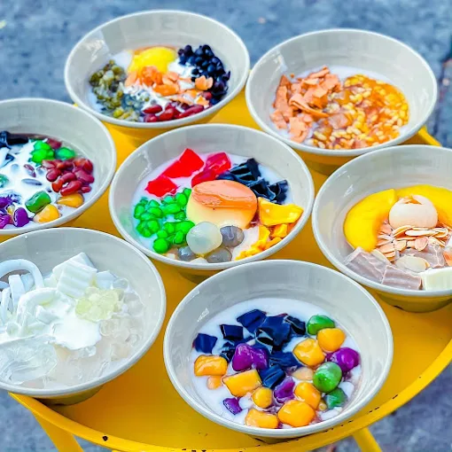 Vietnamese sweet dessert bowls with colorful toppings