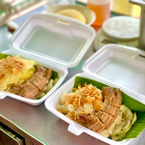 Sticky rice with braised pork and fried shallots in takeaway box