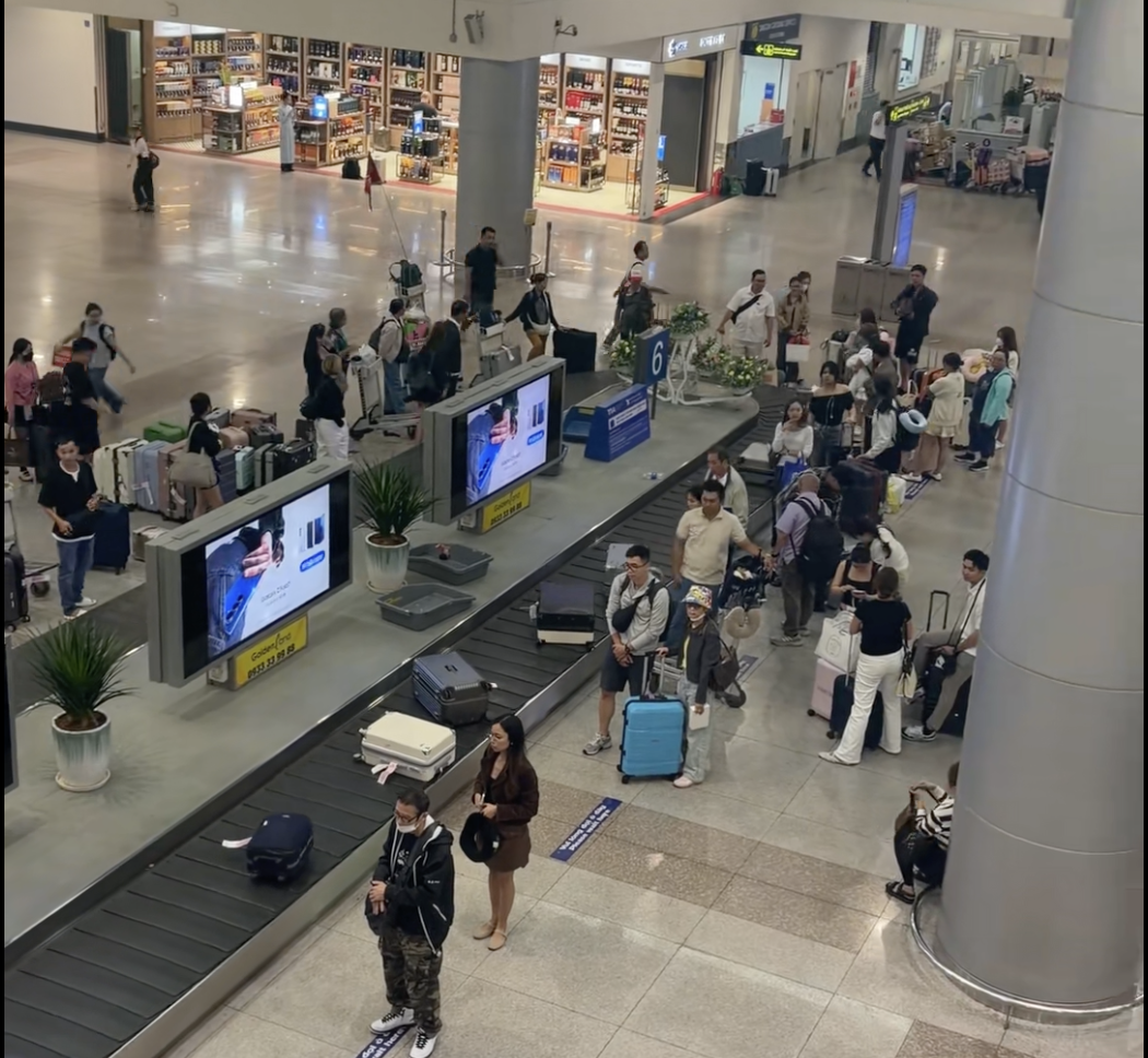 Vietnam airport immigration wait times - arrivals baggage hall at Tan Son Nhat