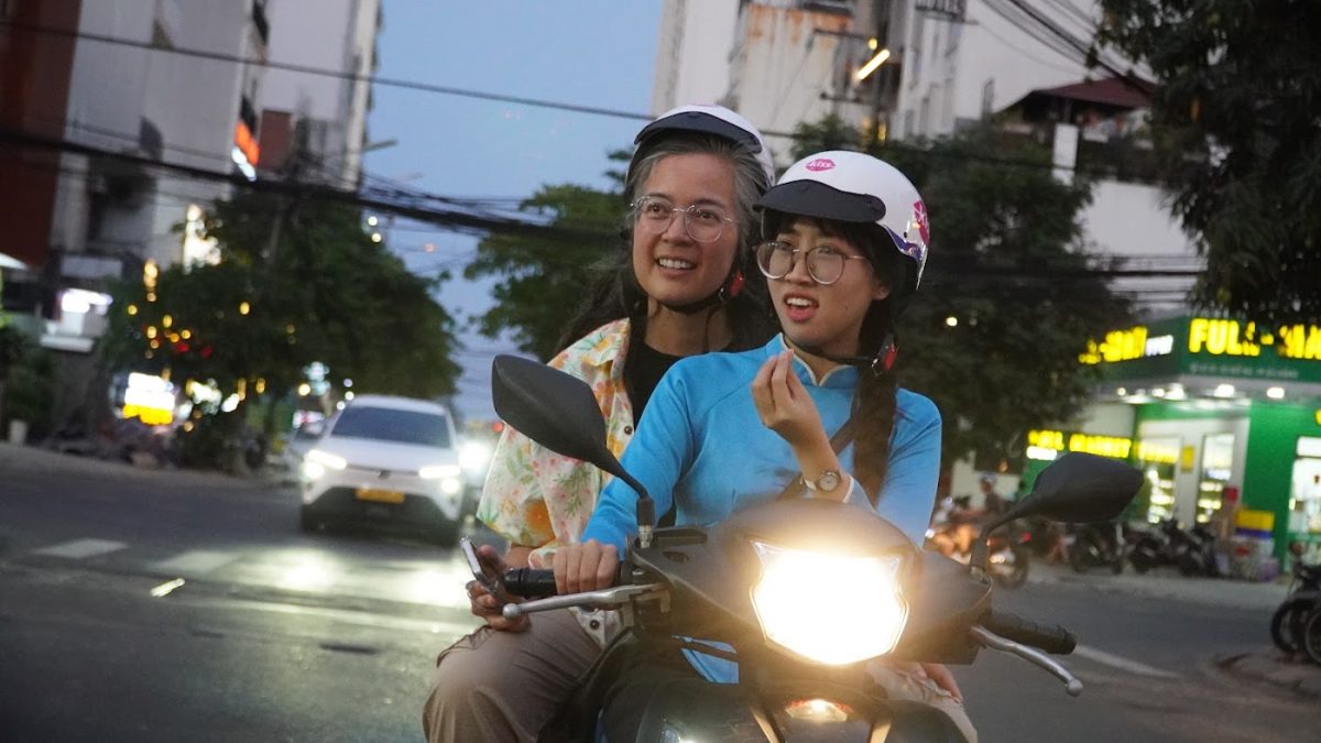 Guest riding with a KissTour lady driver on the Da Nang city tour