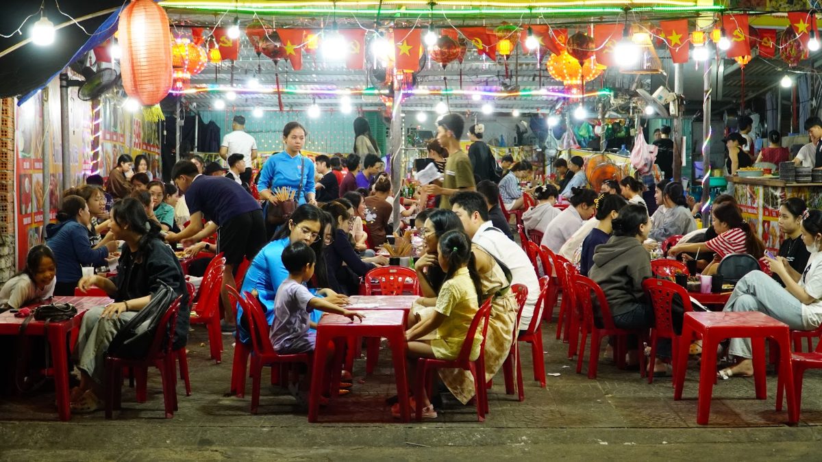 Busy local seafood spot on the Da Nang food tour at night