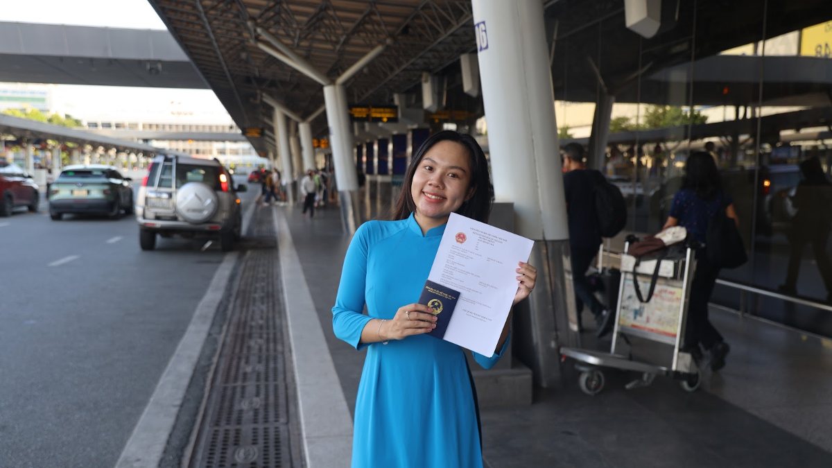 A KissTour greeter waiting with a KissTour sign at international arrivals, the meeting point for a fast track pickup