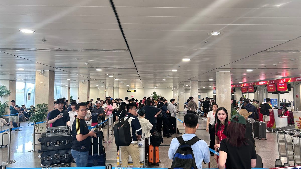 A long immigration queue at a Vietnam airport arrival hall