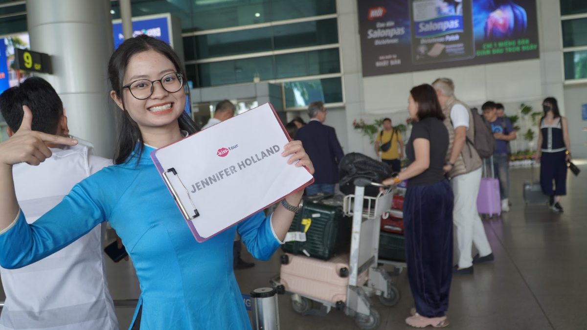 KissTour staff greeting a traveler at a Vietnam airport after urgent Vietnam visa support
