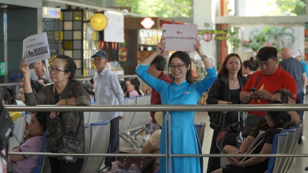 A KissTour host holding a KissTour sign at the SGN arrivals pickup area