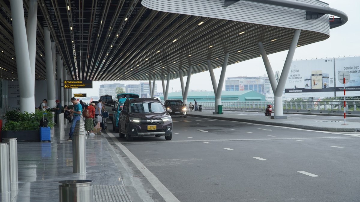 Official curbside pickup lane at Tan Son Nhat Terminal 3 — walk past the touts to the marked taxi and ride-hailing zones