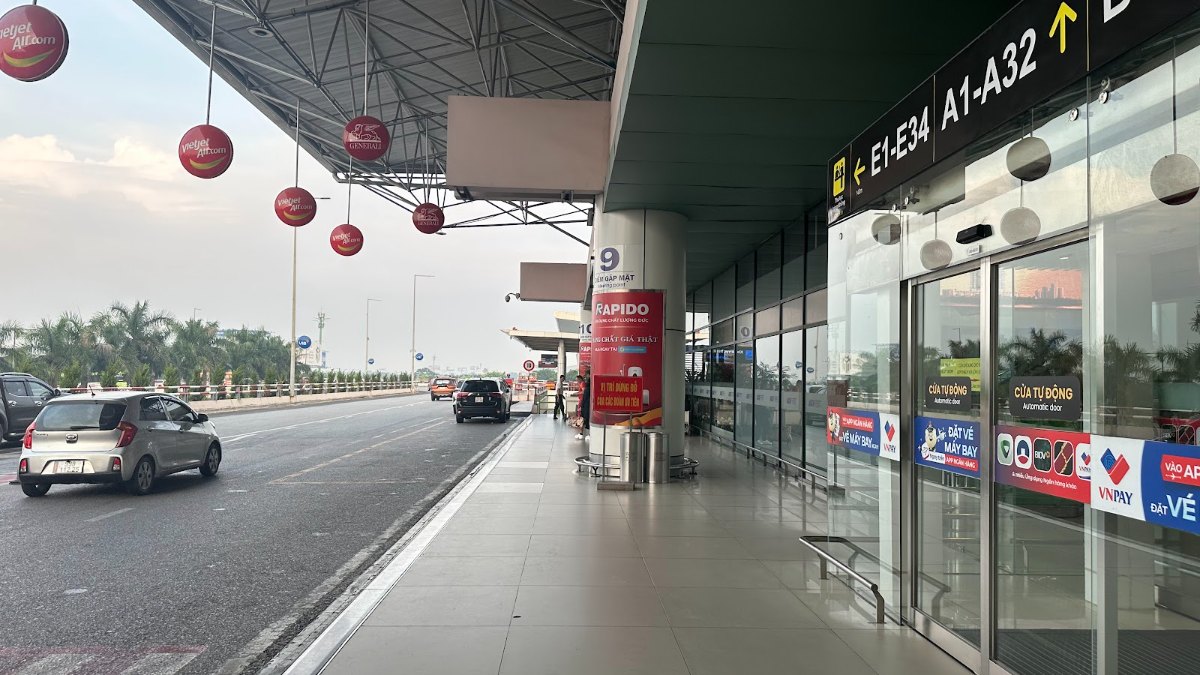 Noi Bai airport fast track meeting area: the arrivals entrance at Noi Bai International Airport