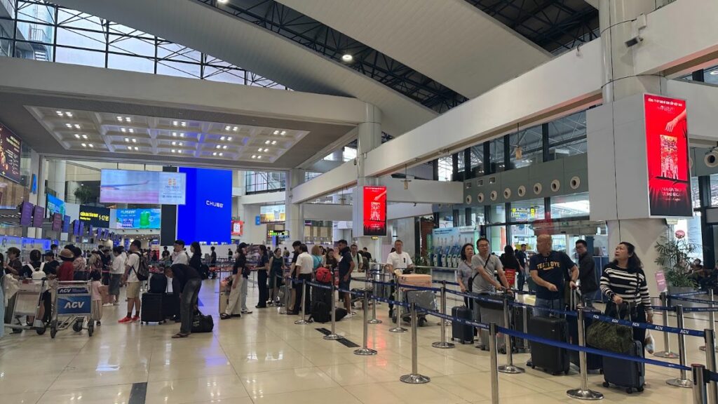Noi Bai airport fast track: travellers queuing in the departure hall at Noi Bai (HAN)