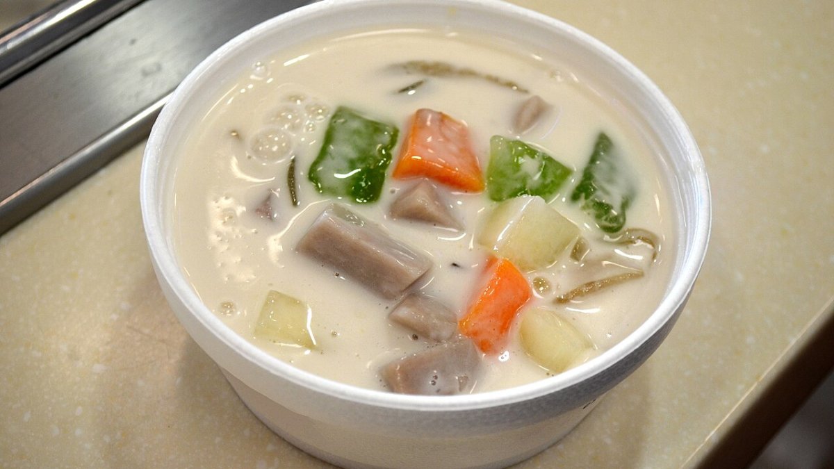 A bowl of Vietnamese che with banana and coconut milk