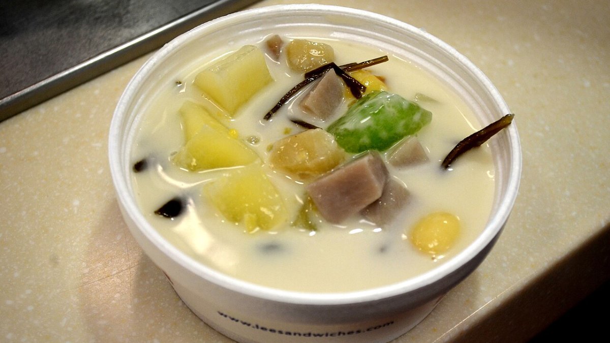 A bowl of Vietnamese che, a warm sweet soup dessert